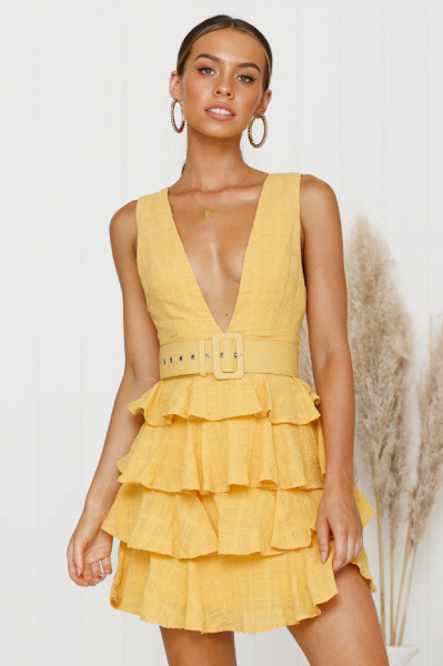 Alkalmi női rövid ruha mély nyakkivágással és övvel