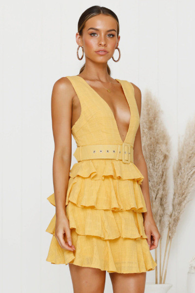 Alkalmi női rövid ruha mély nyakkivágással és övvel