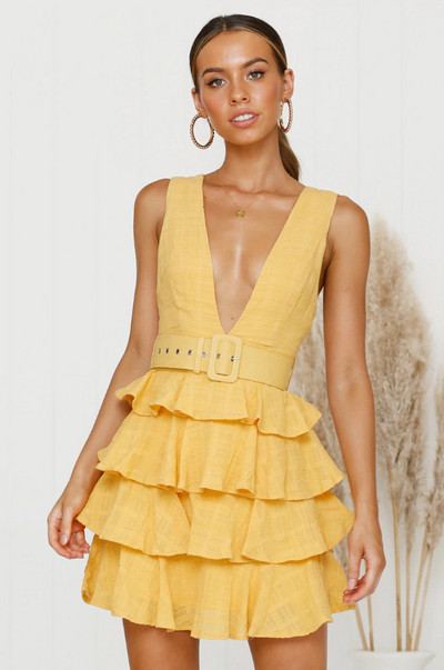 Alkalmi női rövid ruha mély nyakkivágással és övvel