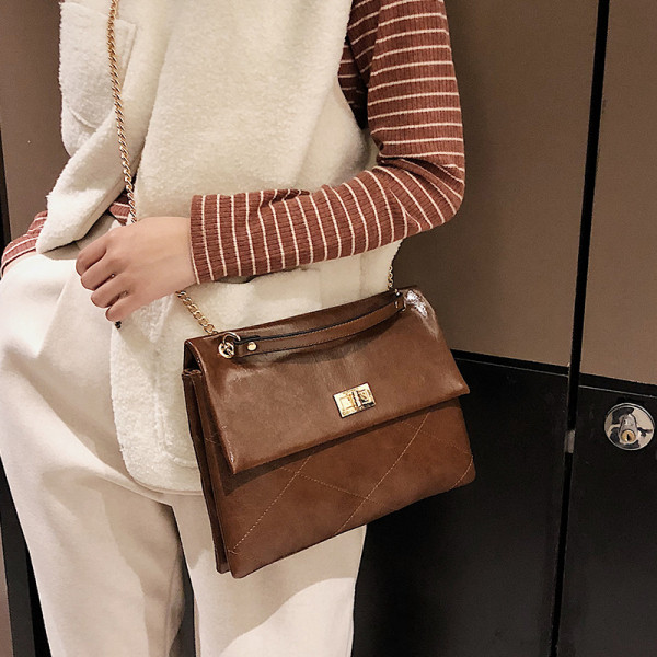 Laisvalaikio moteriška rankinė su ilga metaline rankena