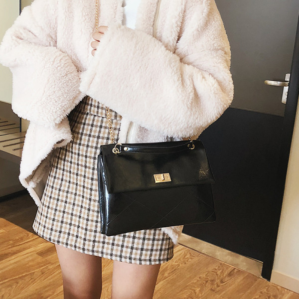 Laisvalaikio moteriška rankinė su ilga metaline rankena