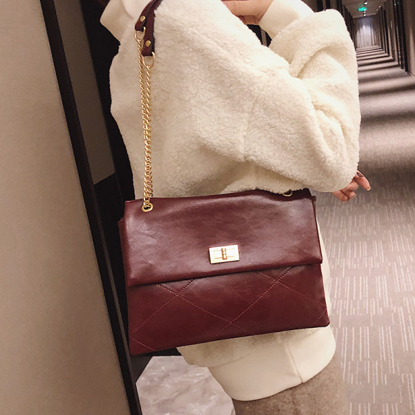 Laisvalaikio moteriška rankinė su ilga metaline rankena