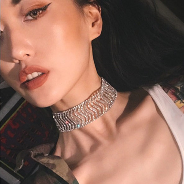 Choker de dama argintiu cu pietre