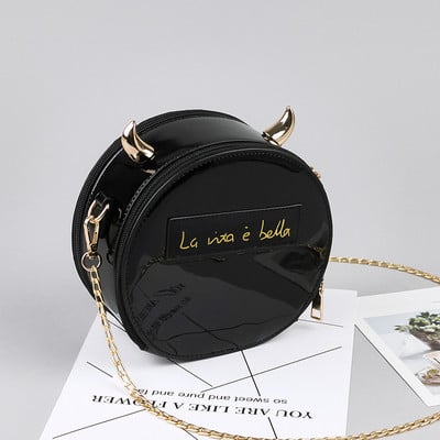 Дамска лачена чанта с 3D елемент и дълга дръжка