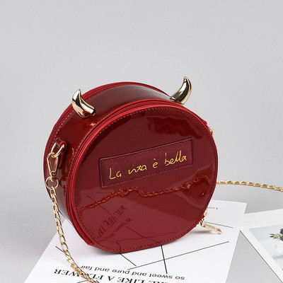 Дамска лачена чанта с 3D елемент и дълга дръжка