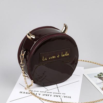 Дамска лачена чанта с 3D елемент и дълга дръжка