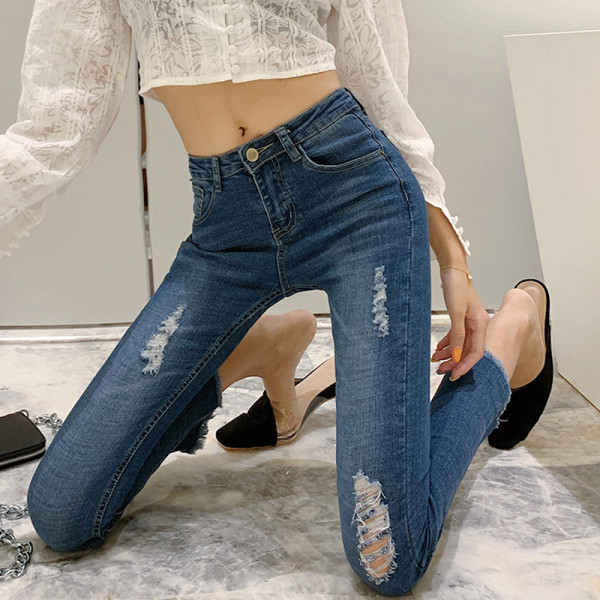 Aktuālie sieviešu džinsi Slim modelis ar augstu vidukli un saplēstiem motīviem