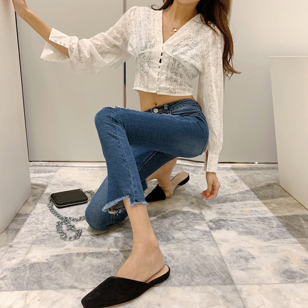 Aktuālie sieviešu džinsi Slim modelis ar augstu vidukli un saplēstiem motīviem