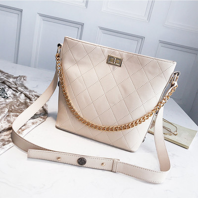 Moderna sieviešu ikdienas soma no eko ādas ar metāla ķēdīti