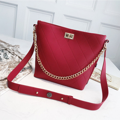 Moderna sieviešu ikdienas soma no eko ādas ar metāla ķēdīti