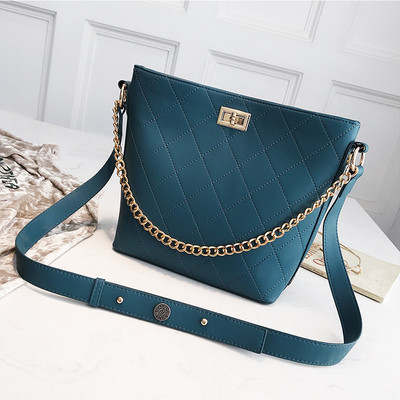 Moderna sieviešu ikdienas soma no eko ādas ar metāla ķēdīti