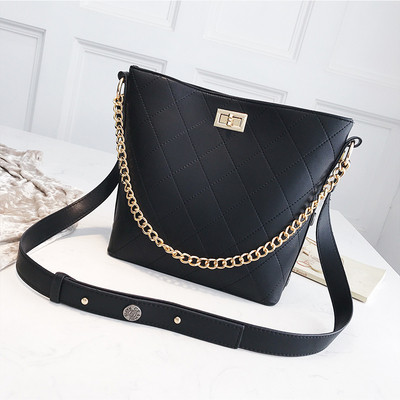 Moderna sieviešu ikdienas soma no eko ādas ar metāla ķēdīti