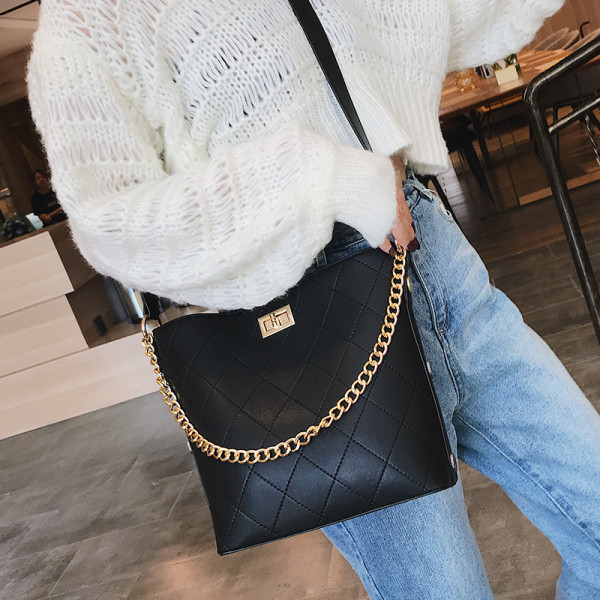 Moderna sieviešu ikdienas soma no eko ādas ar metāla ķēdīti