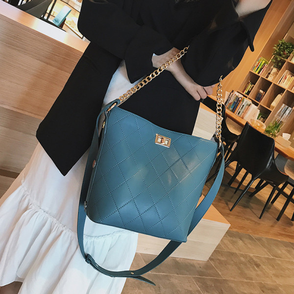 Moderna sieviešu ikdienas soma no eko ādas ar metāla ķēdīti