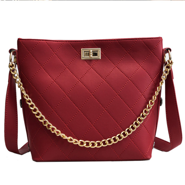 Moderna sieviešu ikdienas soma no eko ādas ar metāla ķēdīti