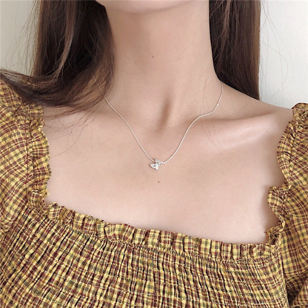 Nježna ženska ogrlica sa privjeskom u obliku leptira