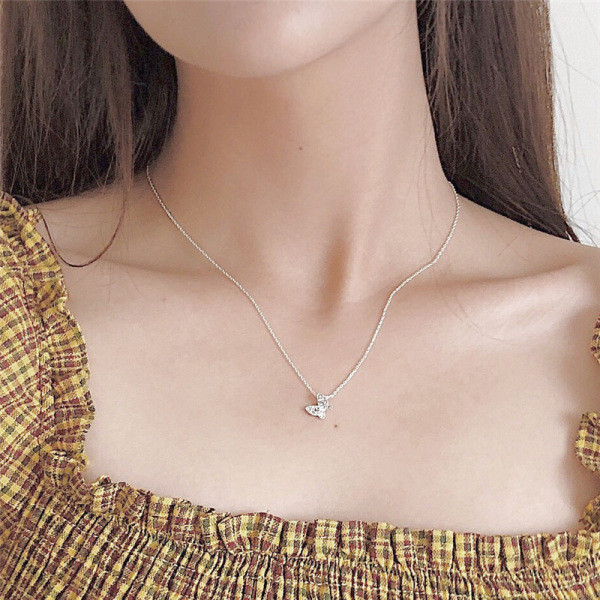 Nježna ženska ogrlica sa privjeskom u obliku leptira