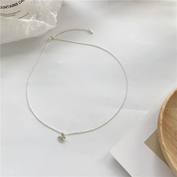 Nježna ženska ogrlica sa privjeskom u obliku leptira