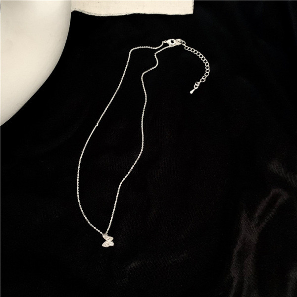 Nježna ženska ogrlica sa privjeskom u obliku leptira