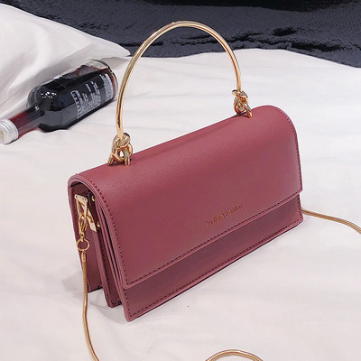 Stílusos kézitáska fém fogantyúkkal