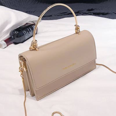 Stílusos kézitáska fém fogantyúkkal