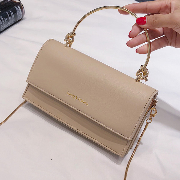 Stílusos kézitáska fém fogantyúkkal