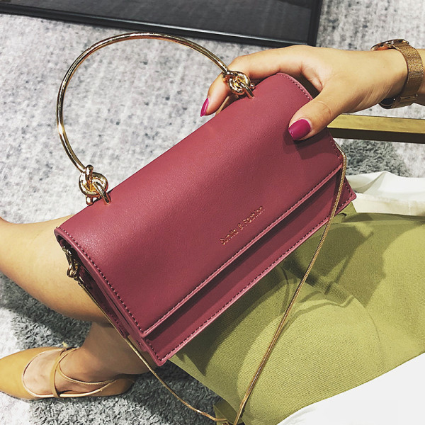 Stílusos kézitáska fém fogantyúkkal