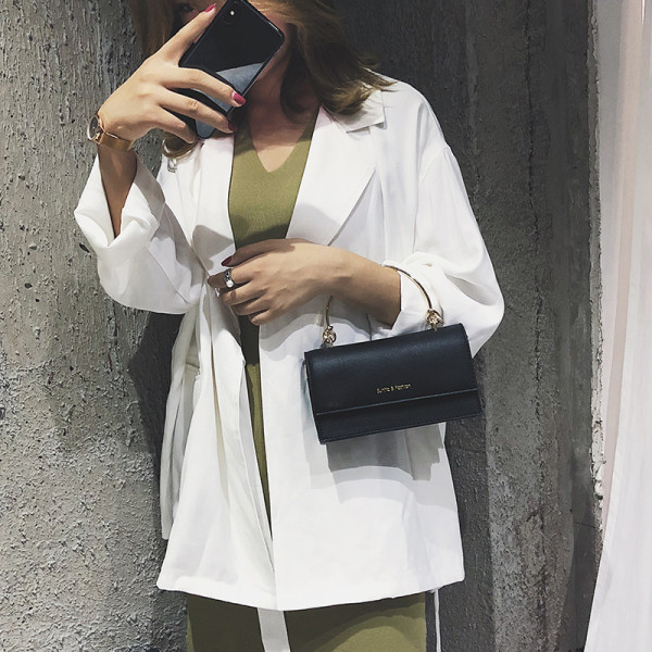 Stílusos kézitáska fém fogantyúkkal