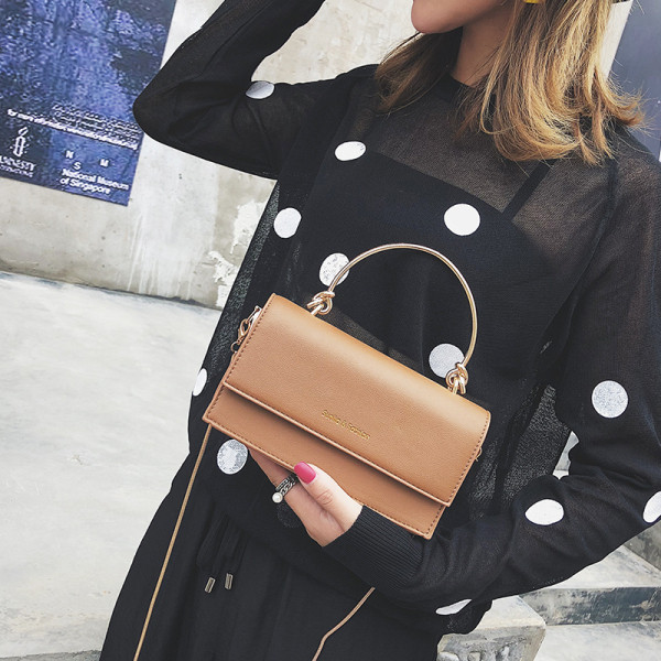 Stílusos kézitáska fém fogantyúkkal