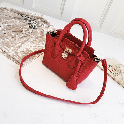 Mažas moteriškas krepšys su metaliniu elementu ir dviem rankenomis