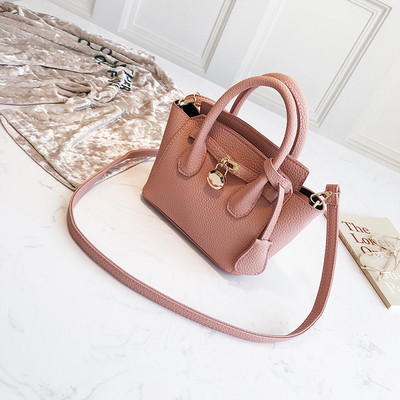 Mažas moteriškas krepšys su metaliniu elementu ir dviem rankenomis