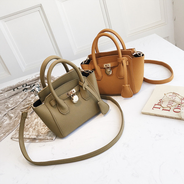 Mažas moteriškas krepšys su metaliniu elementu ir dviem rankenomis