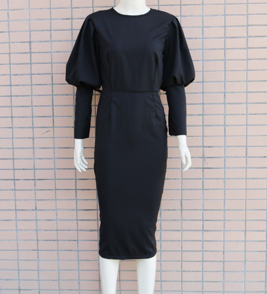 Модерна дамска рокля с дълъг ръкав,цепка и гол гръб 