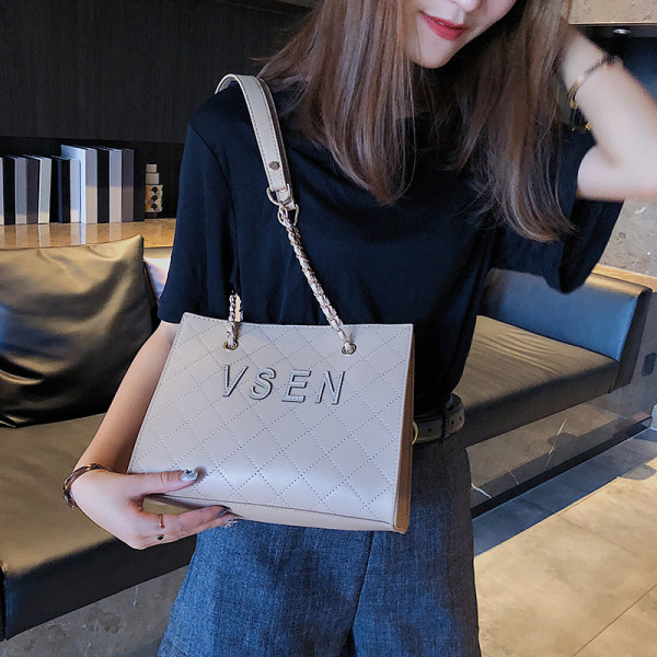 Moderna sieviešu ādas soma ar uzrakstu