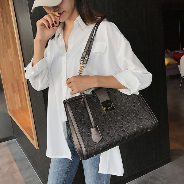 Moderna sieviešu soma no eko ādas ar metāla aizdari