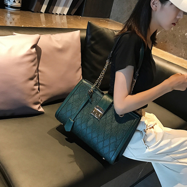 Moderna sieviešu soma no eko ādas ar metāla aizdari