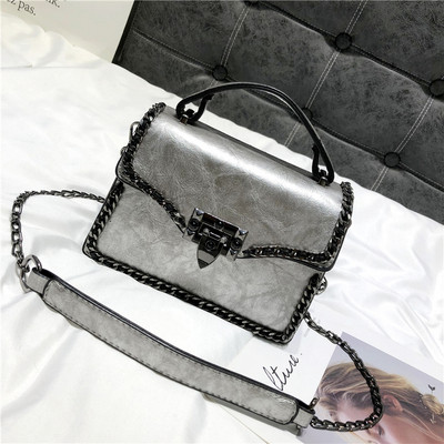 Stilīga sieviešu soma ar metāla ķēdīti un diviem rokturiem