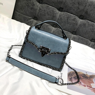 Stilīga sieviešu soma ar metāla ķēdīti un diviem rokturiem