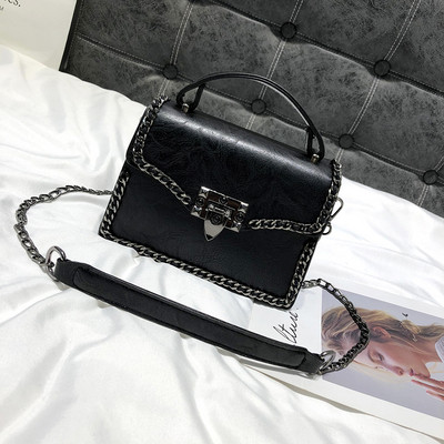 Stilīga sieviešu soma ar metāla ķēdīti un diviem rokturiem