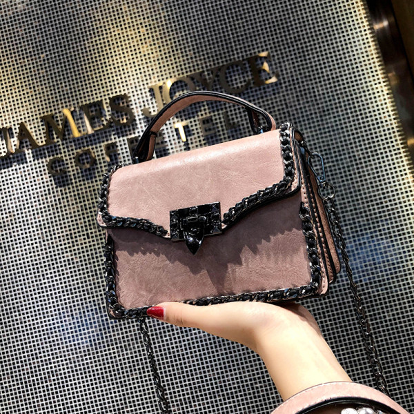 Stilīga sieviešu soma ar metāla ķēdīti un diviem rokturiem