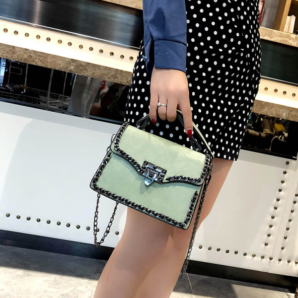 Stilīga sieviešu soma ar metāla ķēdīti un diviem rokturiem