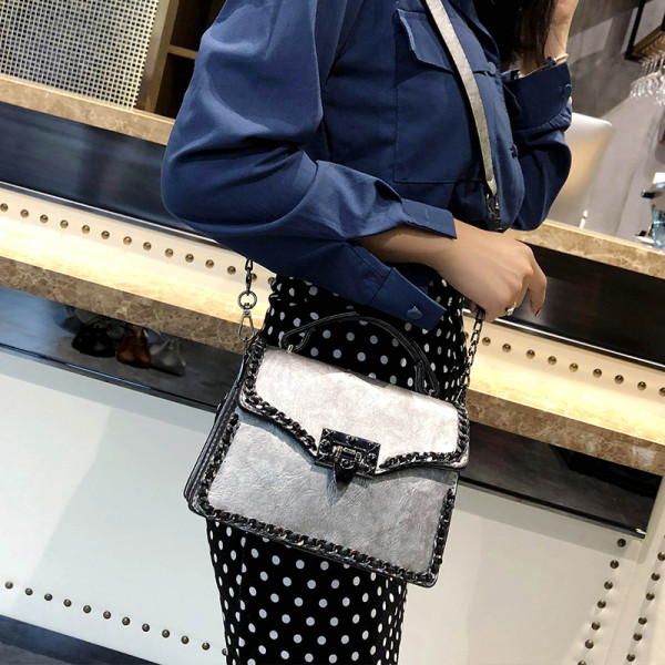 Stilīga sieviešu soma ar metāla ķēdīti un diviem rokturiem