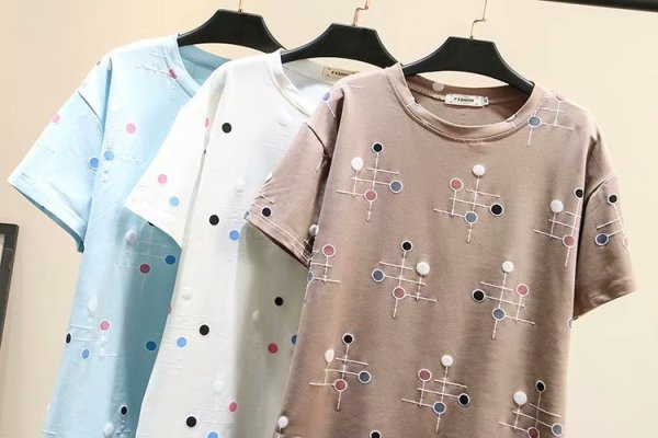 Ikdienas sieviešu T-krekls ar īsām piedurknēm un ovālu kakla izgriezumu