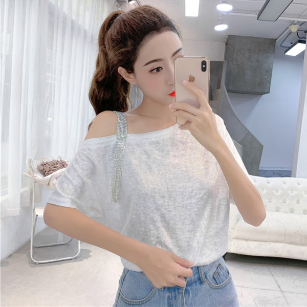 Modernus moteriškas marškinėlių platus modelis su akmenukais