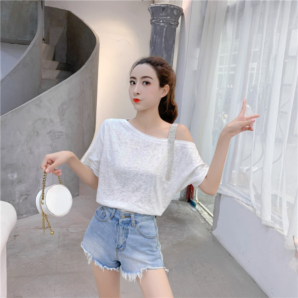 Modernus moteriškas marškinėlių platus modelis su akmenukais