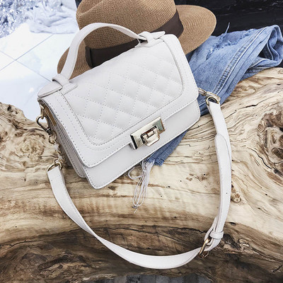 Alkalmi bőr kézitáska fém lánccal