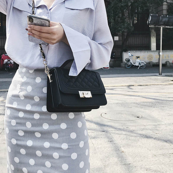 Ikdienas ādas rokassomiņa ar metāla ķēdīti