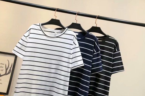 Alkalmi női csíkos póló rövid ujjal és ovális nyakkivágással