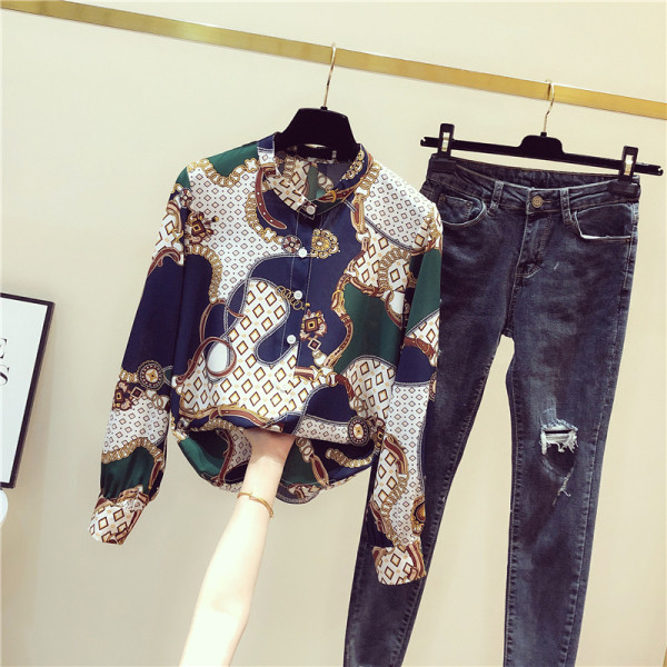 Modernūs moteriški marškiniai su sagomis ir spalvingomis aplikacijomis