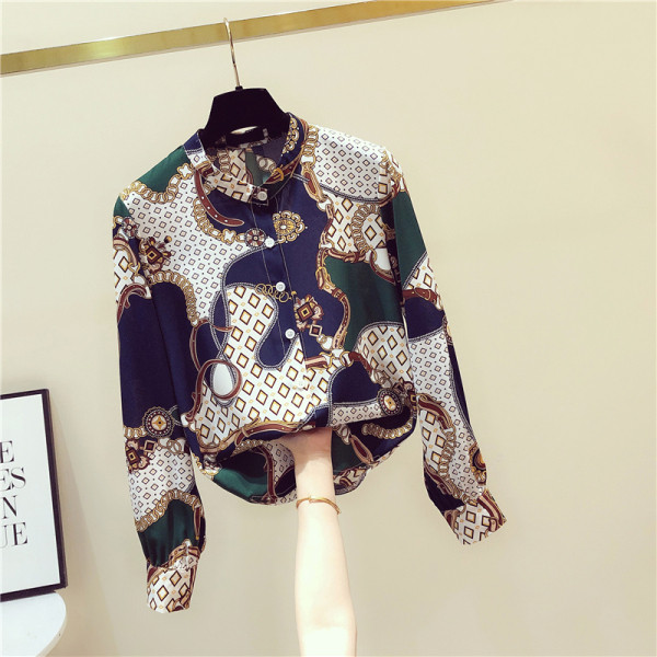 Modernūs moteriški marškiniai su sagomis ir spalvingomis aplikacijomis